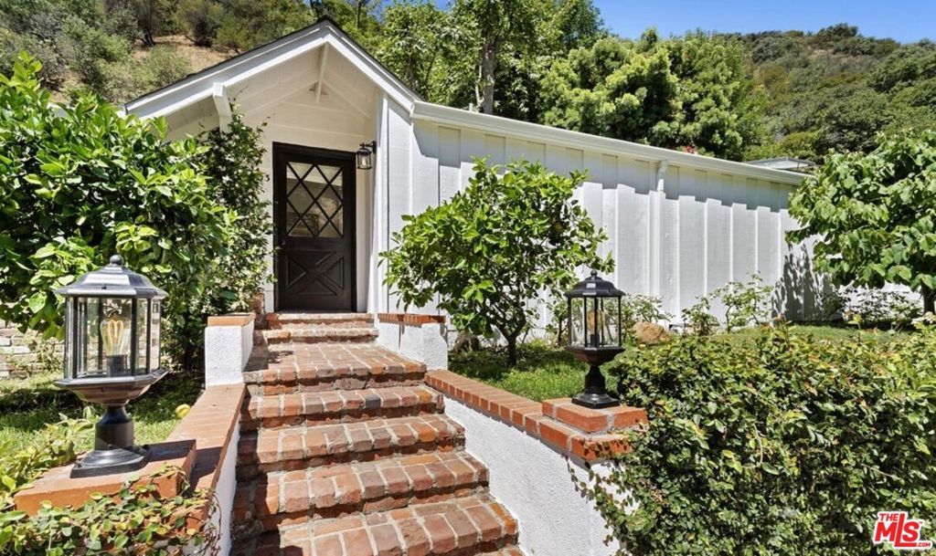 Image 1 of property listing at 3933 Mandeville Canyon Road, Los Angeles, CA 90049