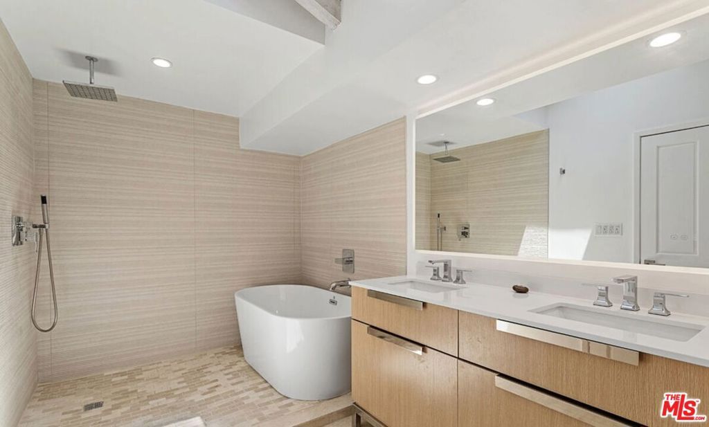 Image 11 of property listing at 3933 Mandeville Canyon Road, Los Angeles, CA 90049