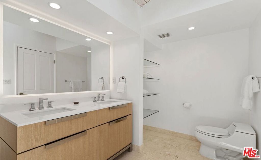 Image 12 of property listing at 3933 Mandeville Canyon Road, Los Angeles, CA 90049