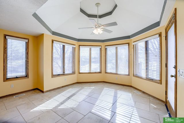 9404 Valaretta Drive, Gretna, NE 68028