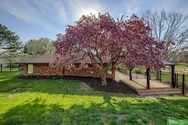 9404 Valaretta Drive, Gretna, NE 68028