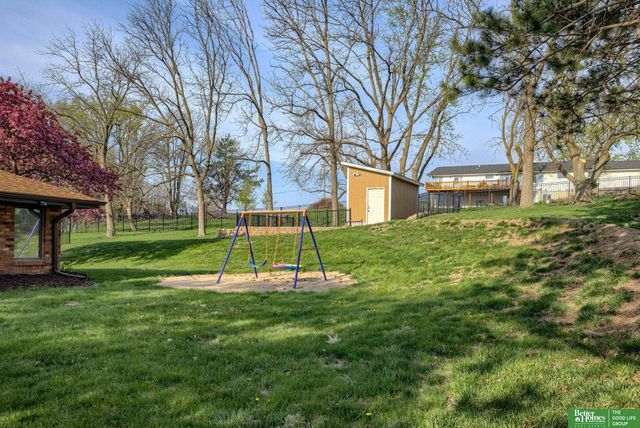 9404 Valaretta Drive, Gretna, NE 68028