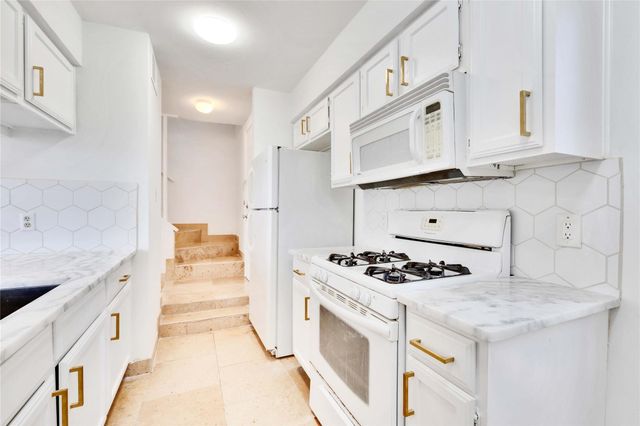 6711 Deatonhill DR A, Austin, TX 78745