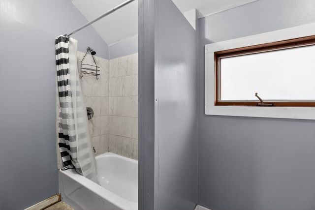 1250 W American Street, Freeport, IL 61032