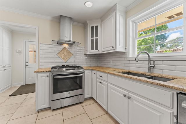 5920 Forsythia Ave, Baton Rouge, LA 70808