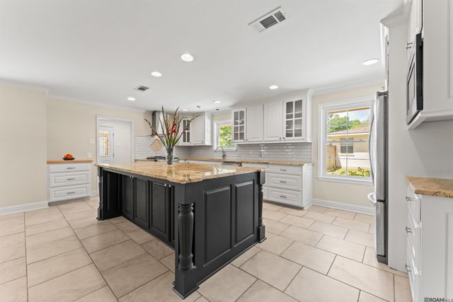 5920 Forsythia Ave, Baton Rouge, LA 70808