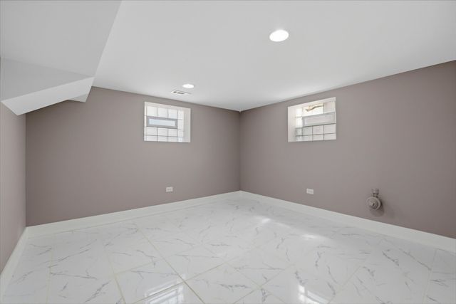8641 S Kingston Avenue, Chicago, IL 60617
