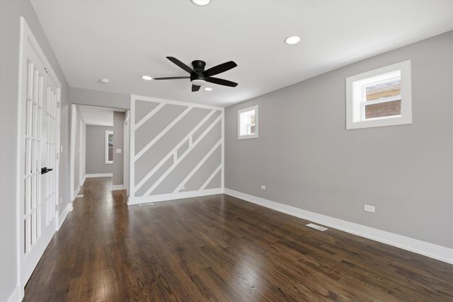 8641 S Kingston Avenue, Chicago, IL 60617