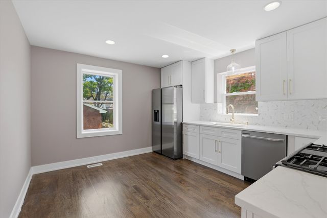 8641 S Kingston Avenue, Chicago, IL 60617