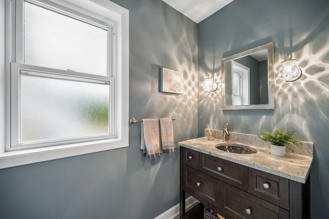 128 Parkview Road, Glenview, IL 60025