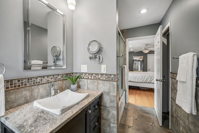 128 Parkview Road, Glenview, IL 60025