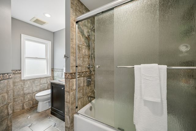 128 Parkview Road, Glenview, IL 60025