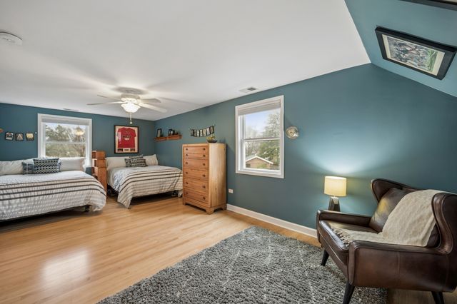 128 Parkview Road, Glenview, IL 60025