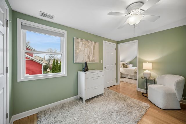 128 Parkview Road, Glenview, IL 60025