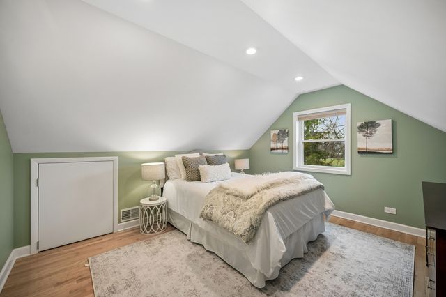 128 Parkview Road, Glenview, IL 60025