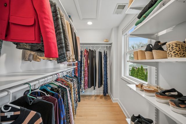 128 Parkview Road, Glenview, IL 60025