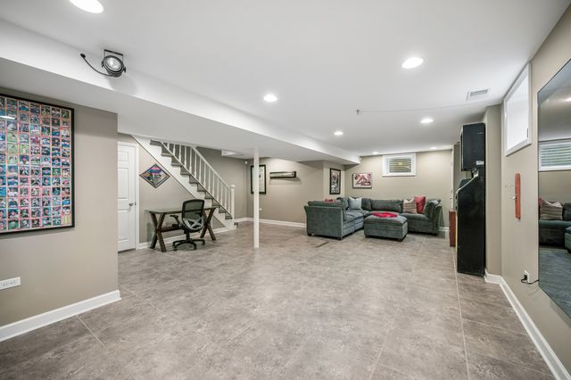 128 Parkview Road, Glenview, IL 60025