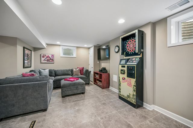 128 Parkview Road, Glenview, IL 60025