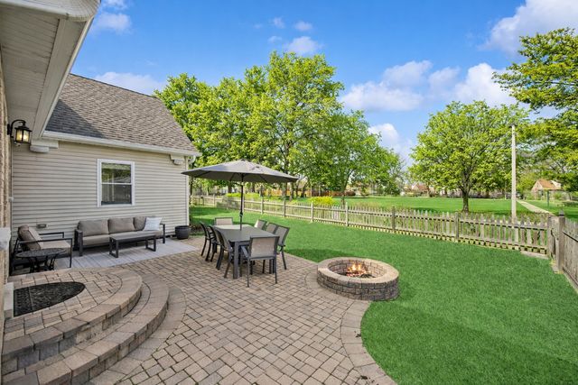 128 Parkview Road, Glenview, IL 60025