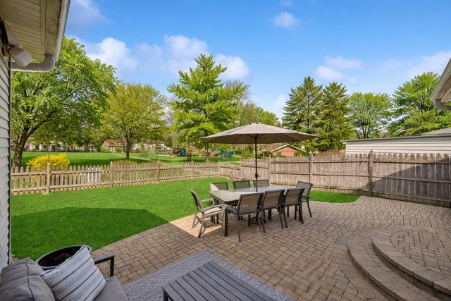 128 Parkview Road, Glenview, IL 60025