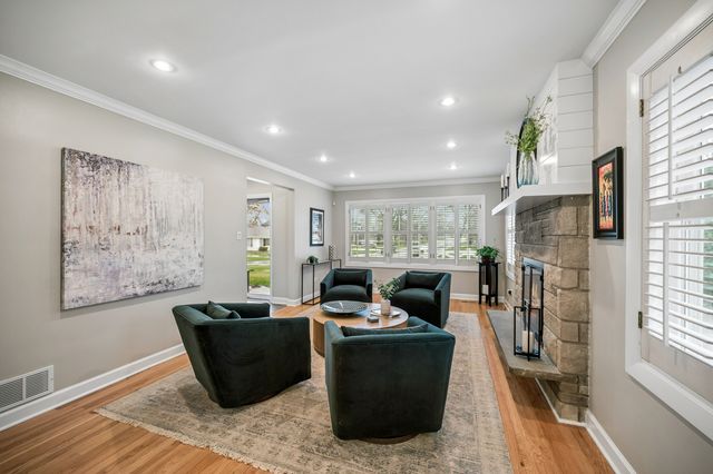 128 Parkview Road, Glenview, IL 60025