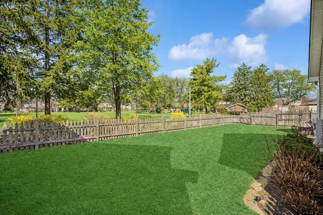 128 Parkview Road, Glenview, IL 60025