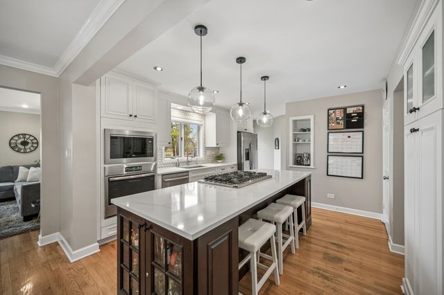 128 Parkview Road, Glenview, IL 60025