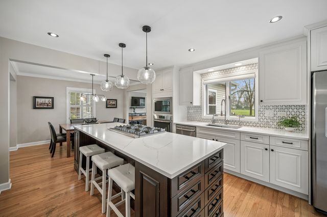 128 Parkview Road, Glenview, IL 60025