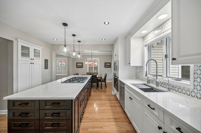 128 Parkview Road, Glenview, IL 60025