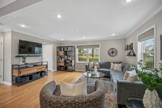 128 Parkview Road, Glenview, IL 60025