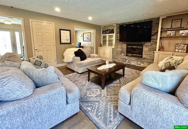 555 S 157th Avenue Circle, Omaha, NE 68118