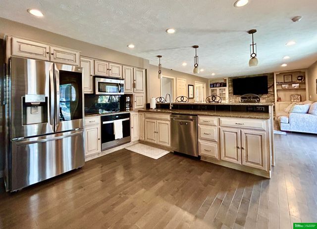 555 S 157th Avenue Circle, Omaha, NE 68118