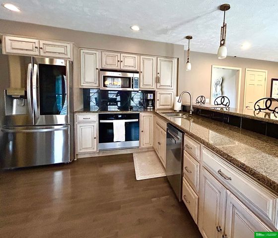 555 S 157th Avenue Circle, Omaha, NE 68118