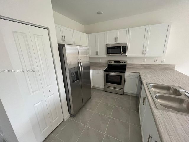 2696 SE 18th St 2696, Homestead, FL 33035