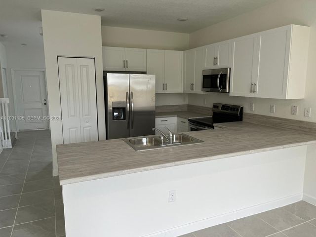 2696 SE 18th St 2696, Homestead, FL 33035