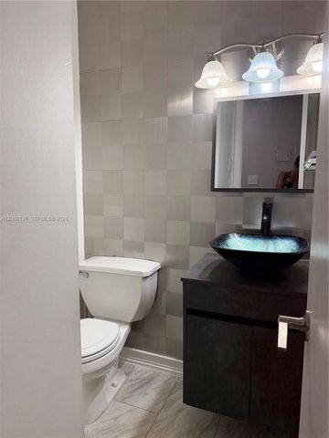 1520 Mckinley Street 108E, Hollywood, FL 33020