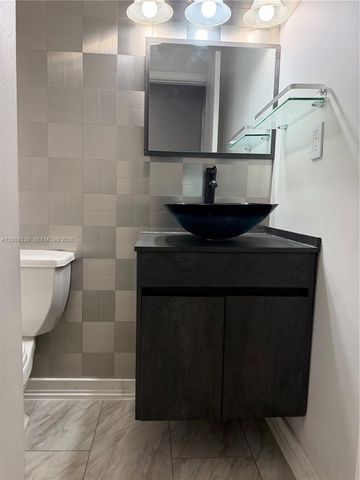 1520 Mckinley Street 108E, Hollywood, FL 33020