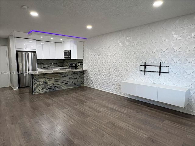 1520 Mckinley Street 108E, Hollywood, FL 33020