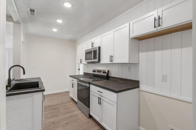 1030 W Chase Street, Springfield, MO 65803