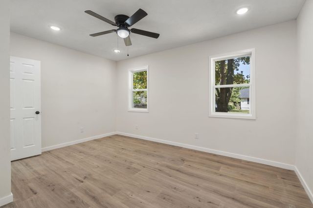 1030 W Chase Street, Springfield, MO 65803