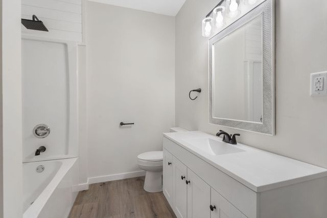 1030 W Chase Street, Springfield, MO 65803