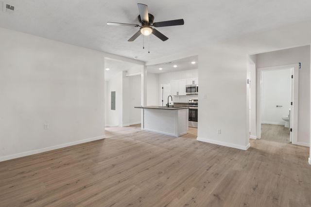 1030 W Chase Street, Springfield, MO 65803