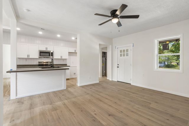 1030 W Chase Street, Springfield, MO 65803