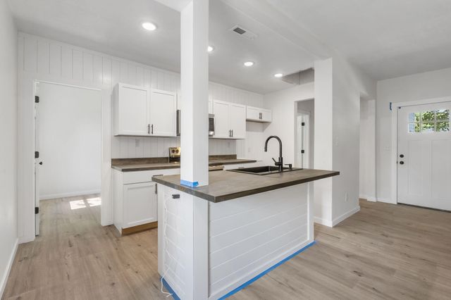 1030 W Chase Street, Springfield, MO 65803