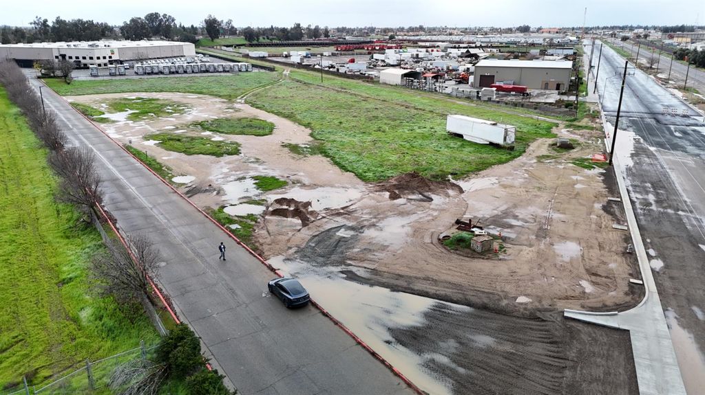 Image 2 of property listing at 4397 N Golden State Boulevard, Fresno, CA 93722