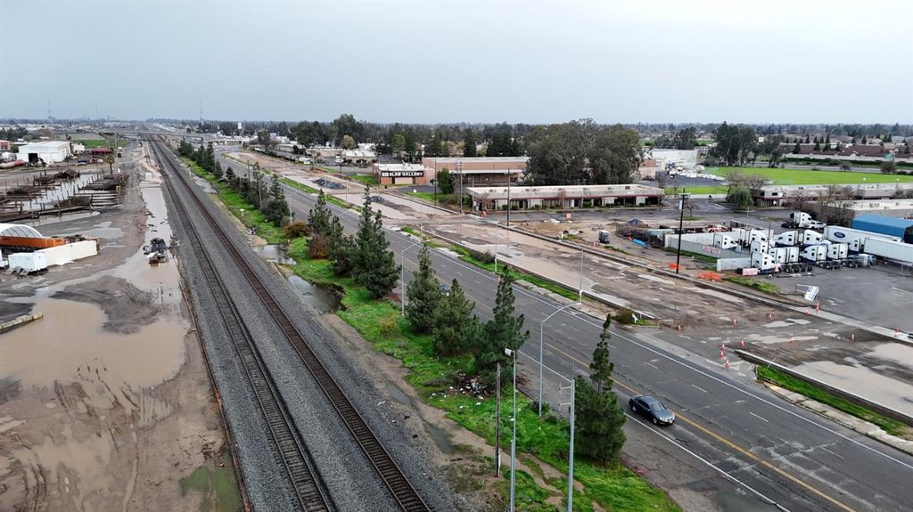 Image 3 of property listing at 4397 N Golden State Boulevard, Fresno, CA 93722