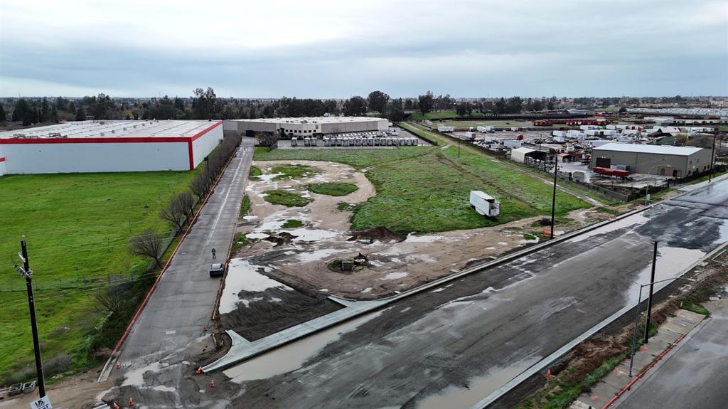 Image 7 of property listing at 4397 N Golden State Boulevard, Fresno, CA 93722