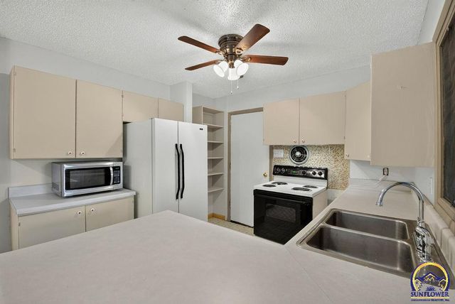 5517 SW 17th TER, Topeka, KS 66604