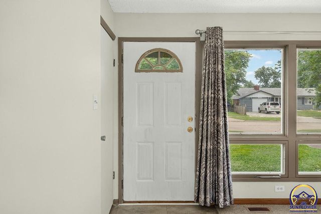 5517 SW 17th TER, Topeka, KS 66604