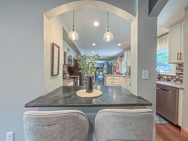 21660 Mayrose BOULEVARD, Brookfield, WI 53045
